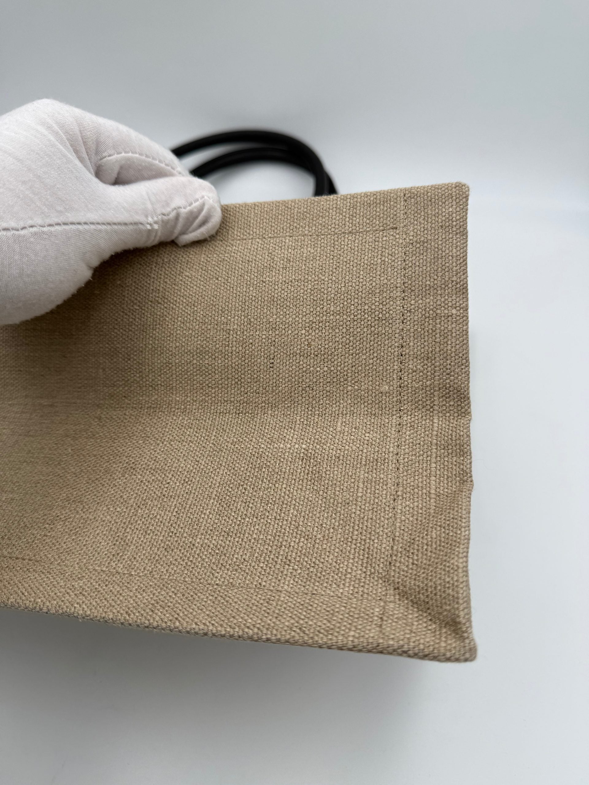 Sac cabas moyen Saint Laurent Rive Gauche en cuir noir avec logo emblématique, porté sur l’épaule.