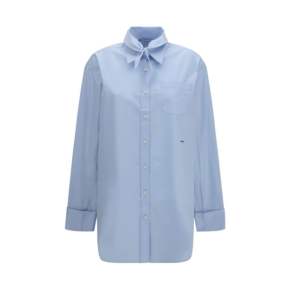 Chemise en coton bleue Prada pour homme, vue en gros plan, détails du tissu et du col visibles.