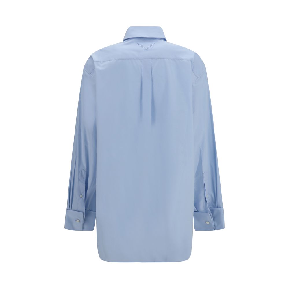 Chemise en coton bleue Prada, vue de face, avec col classique et boutons, élégante et confortable, idéale pour un style sophistiqué.