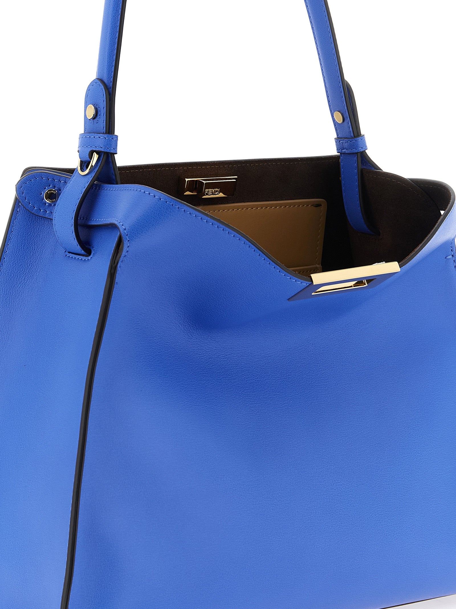 Sac à main Fendi en cuir de veau bleu, élégant et sophistiqué, avec détails raffinés et finition de haute qualité.