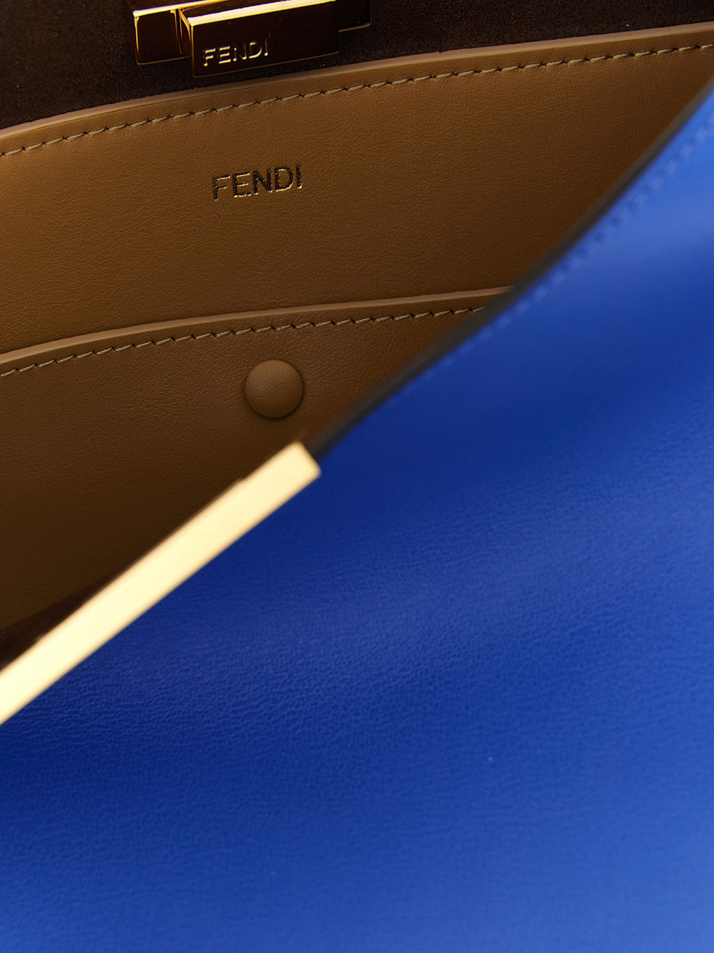Sac à main Fendi en cuir de veau bleu, élégant et sophistiqué, avec détails luxueux et design raffiné.