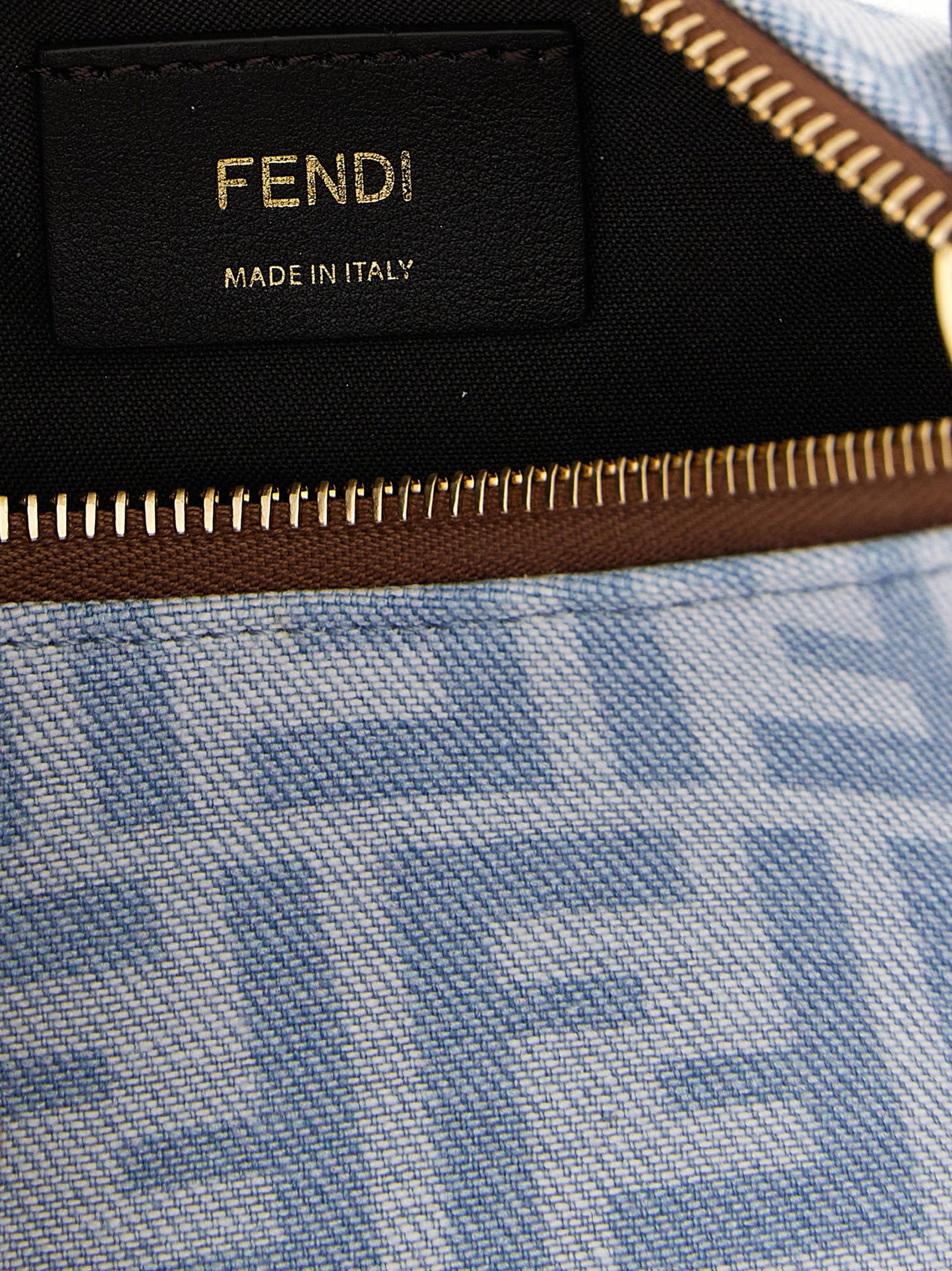 Sac à main Fendi en coton bleu, élégant et spacieux, avec détails sophistiqués, parfait pour une touche chic.
