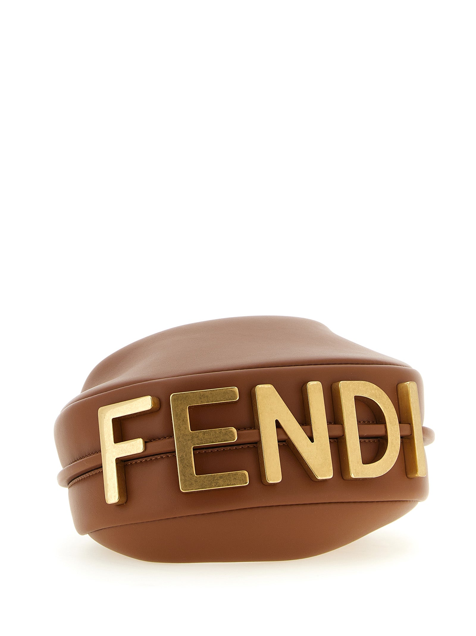 Sac à main Fendi en cuir de veau marron, élégant et sophistiqué, avec détails en or et finitions raffinées.