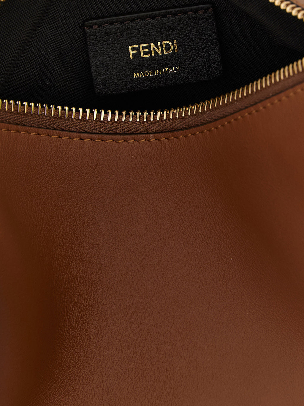 Sac à main Fendi en cuir de veau marron, élégant et sophistiqué, avec détails de finition raffinés.