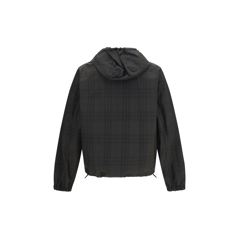 Veste en coton marron Burberry, coupe-vent légère avec capuche, fermeture zippée et logo emblématique sur la poitrine.