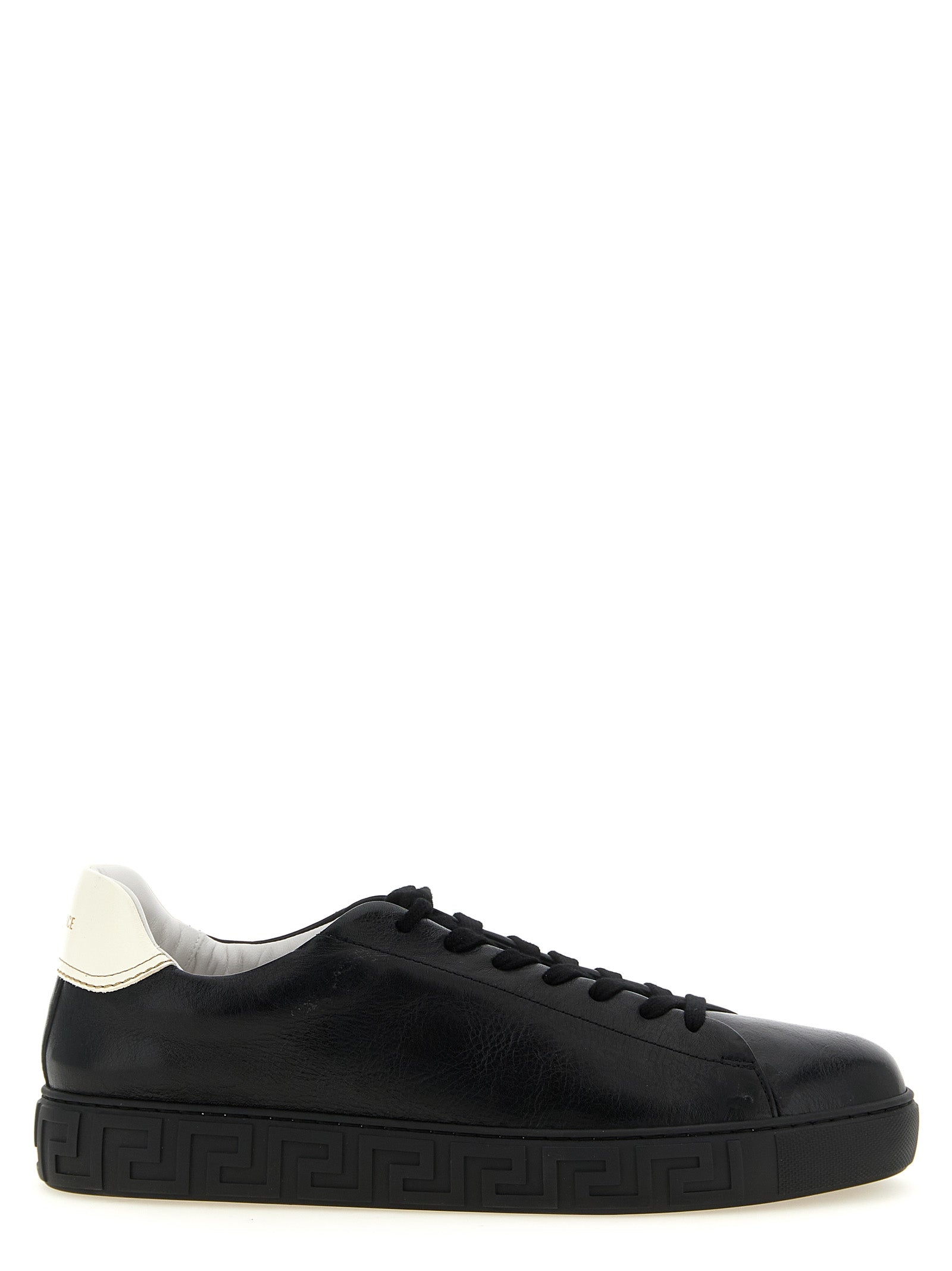 Sneakers basses en cuir bicolore Versace pour homme, avec logo distinctif et design élégant.