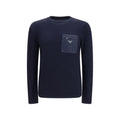 Sweatshirt en laine bleue Prada Oves Aries, style décontracté, avec logo Prada visible, porté sur mannequin.