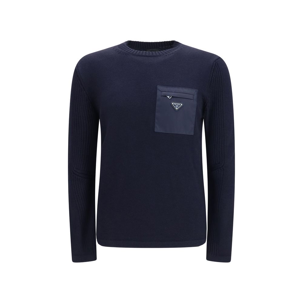 Sweatshirt en laine bleue Prada Oves Aries, style décontracté, avec logo Prada visible, porté sur mannequin.
