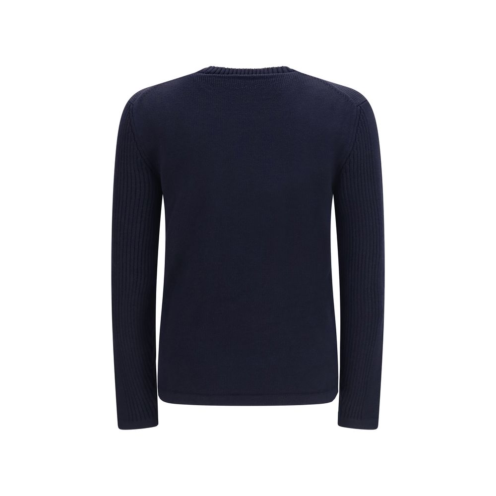 Sweatshirt en laine bleue Prada Oves Aries avec logo Prada, porté décontracté, visible en gros plan sur fond neutre.