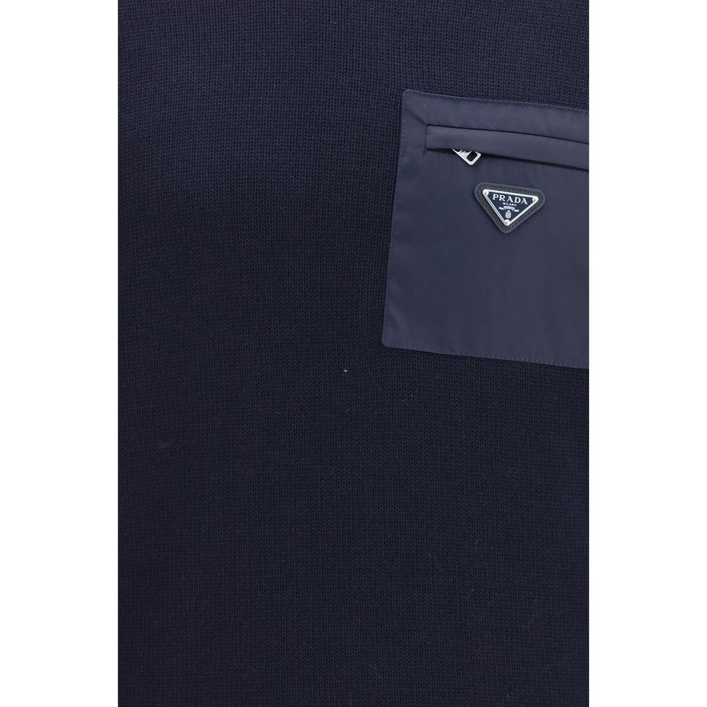 Sweatshirt en laine bleue Prada Oves Aries avec logo, image montrant le col et le motif sur le devant.
