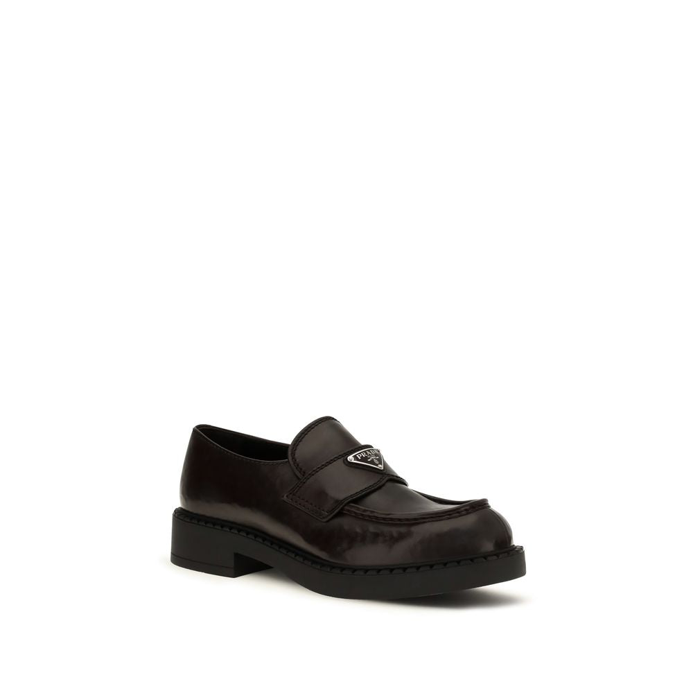 Chaussures Prada en cuir de veau marron Bos Taurus, mocassins slip-on élégants et confortables pour homme.