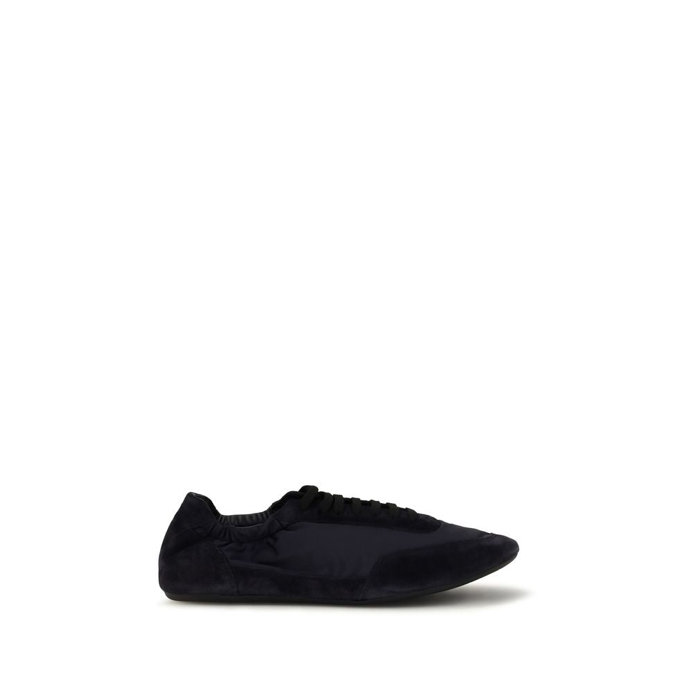 Chaussures de sport Prada en caoutchouc bleu, baskets athlétiques modernes et confortables, vue de face sur sneakers Prada.