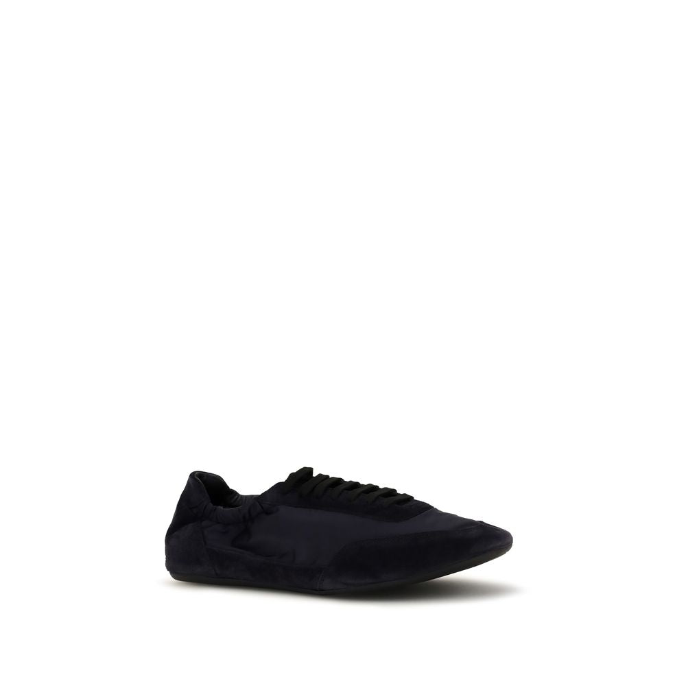 Chaussures de sport en caoutchouc bleu Prada, baskets athlétiques pour homme ou femme, avec design moderne et logo Prada visible.