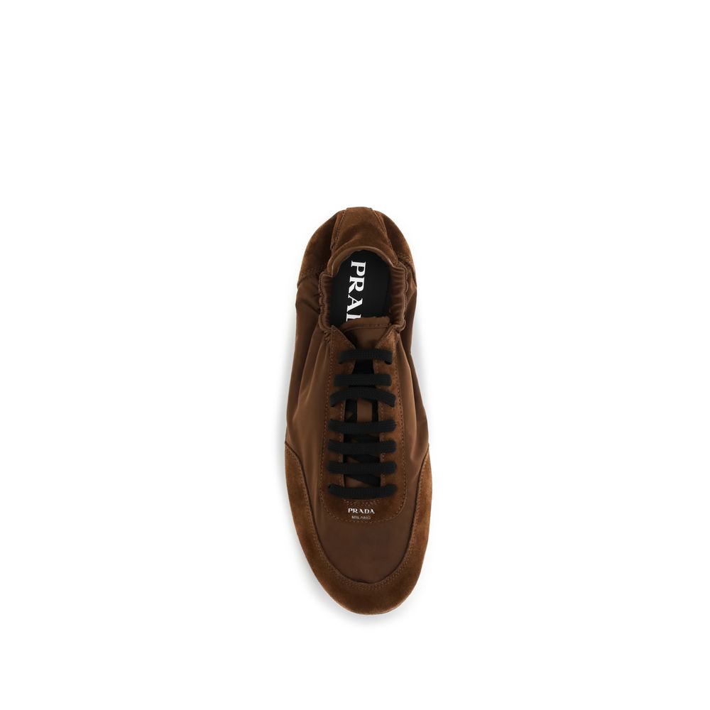 Chaussures de sport Prada en caoutchouc brun, baskets athlétiques avec design moderne et confort, vue de face sur fond blanc.