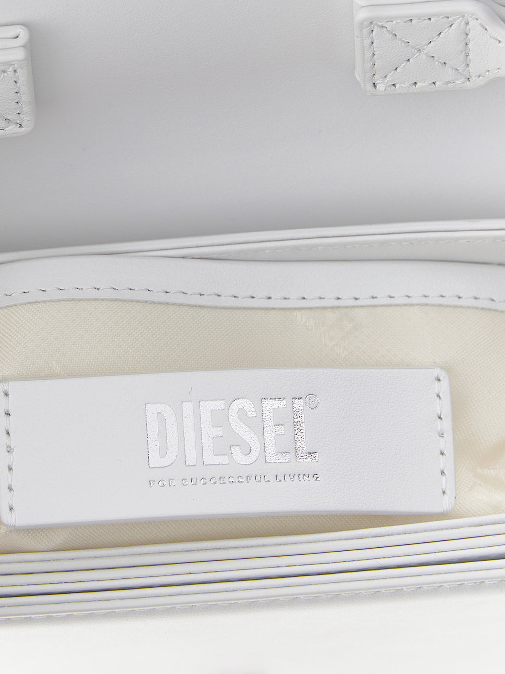 Sac à main Diesel en cuir de vache blanche avec bandoulière, style élégant et matériaux de qualité visible dans l'image.