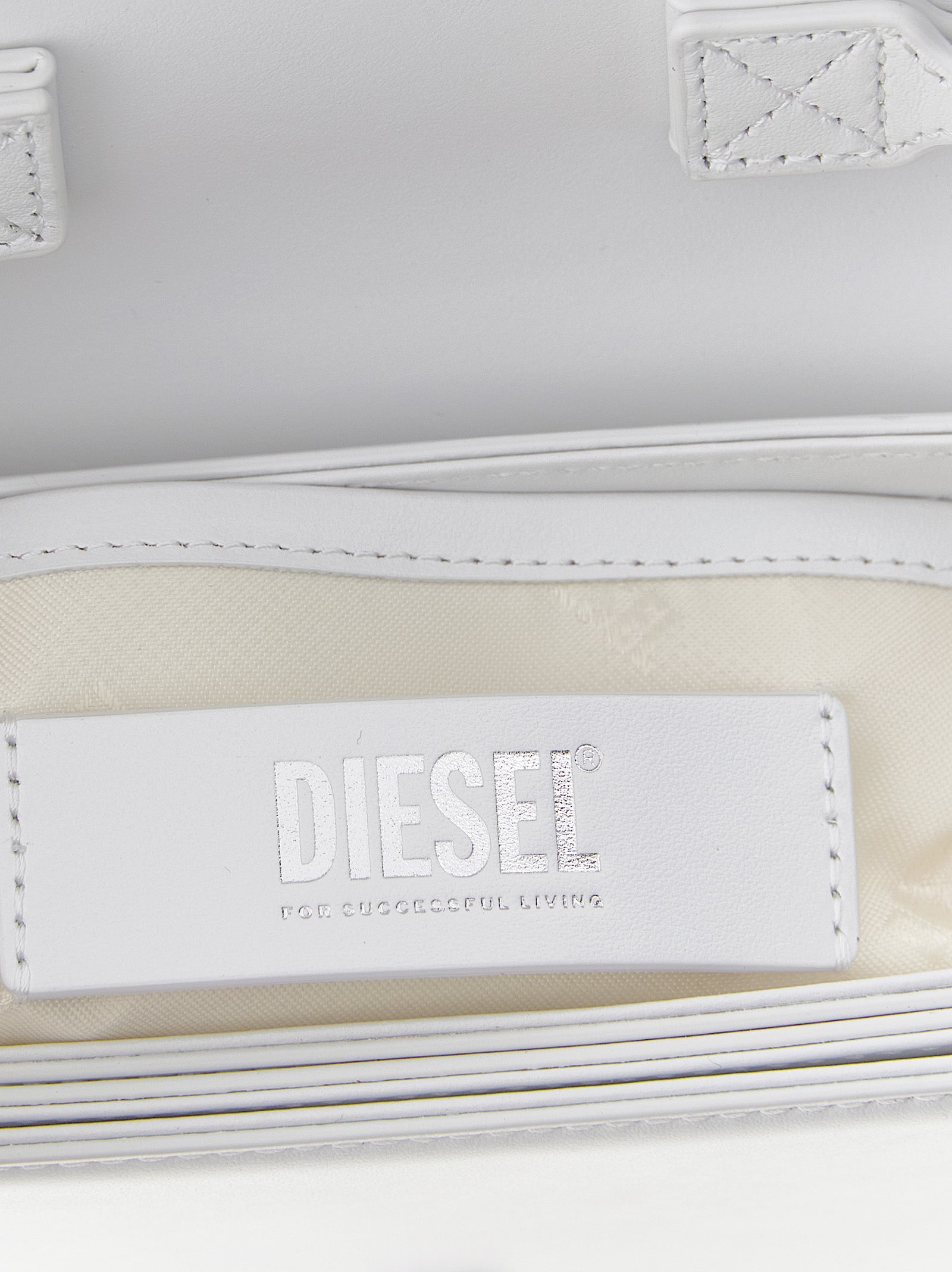 Sac à main Diesel en cuir de vache blanche avec bandoulière, style élégant et matériaux de qualité visible dans l'image.