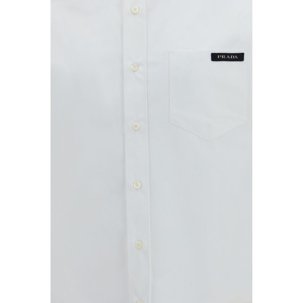 Chemise blanche en coton Prada pour homme, col classique et boutons, image de la chemise élégante et confortable.