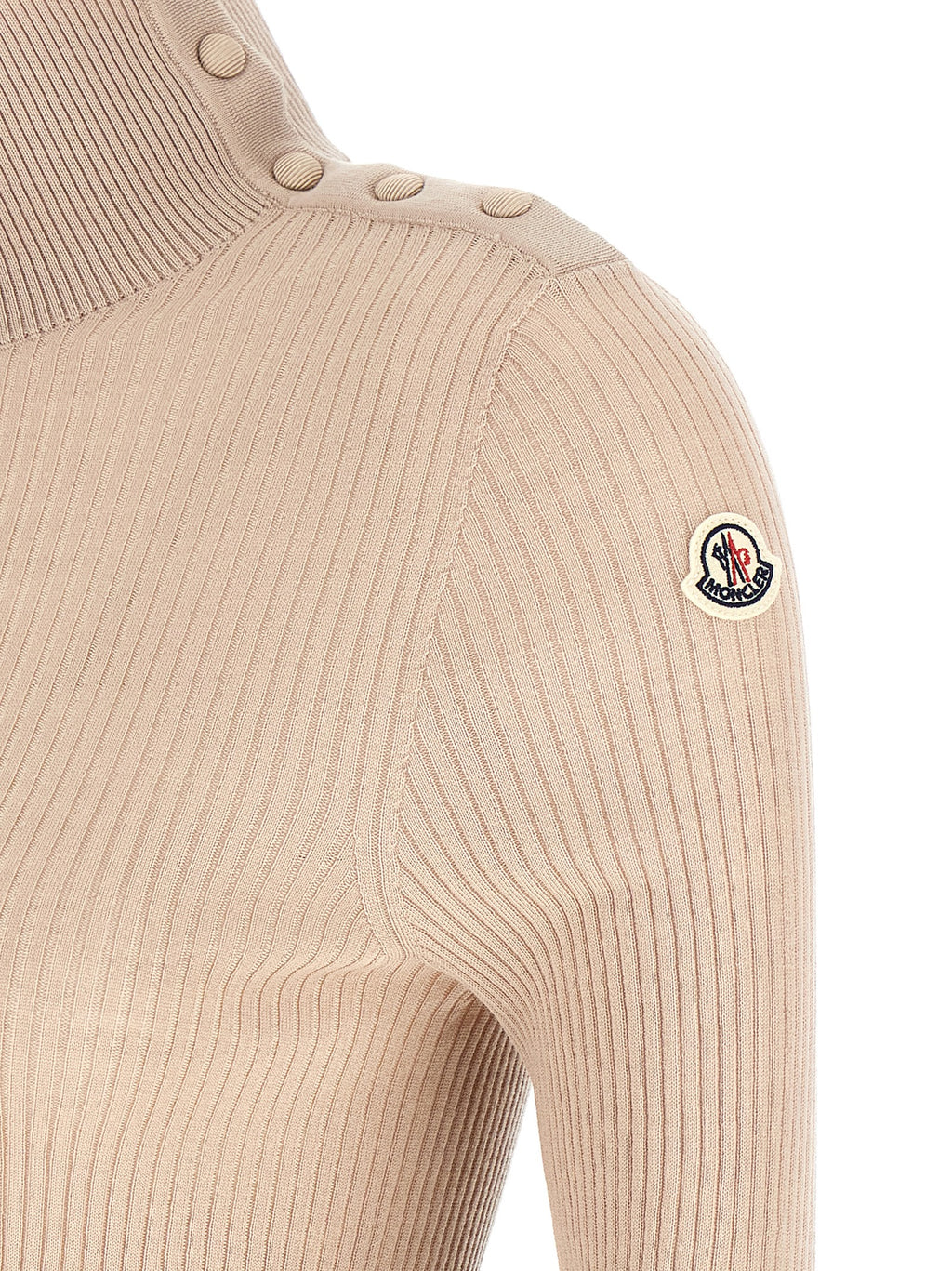 Cardigan beige en laine vierge Moncler porté, finition douce, col en V et boutons, style élégant et chaud.