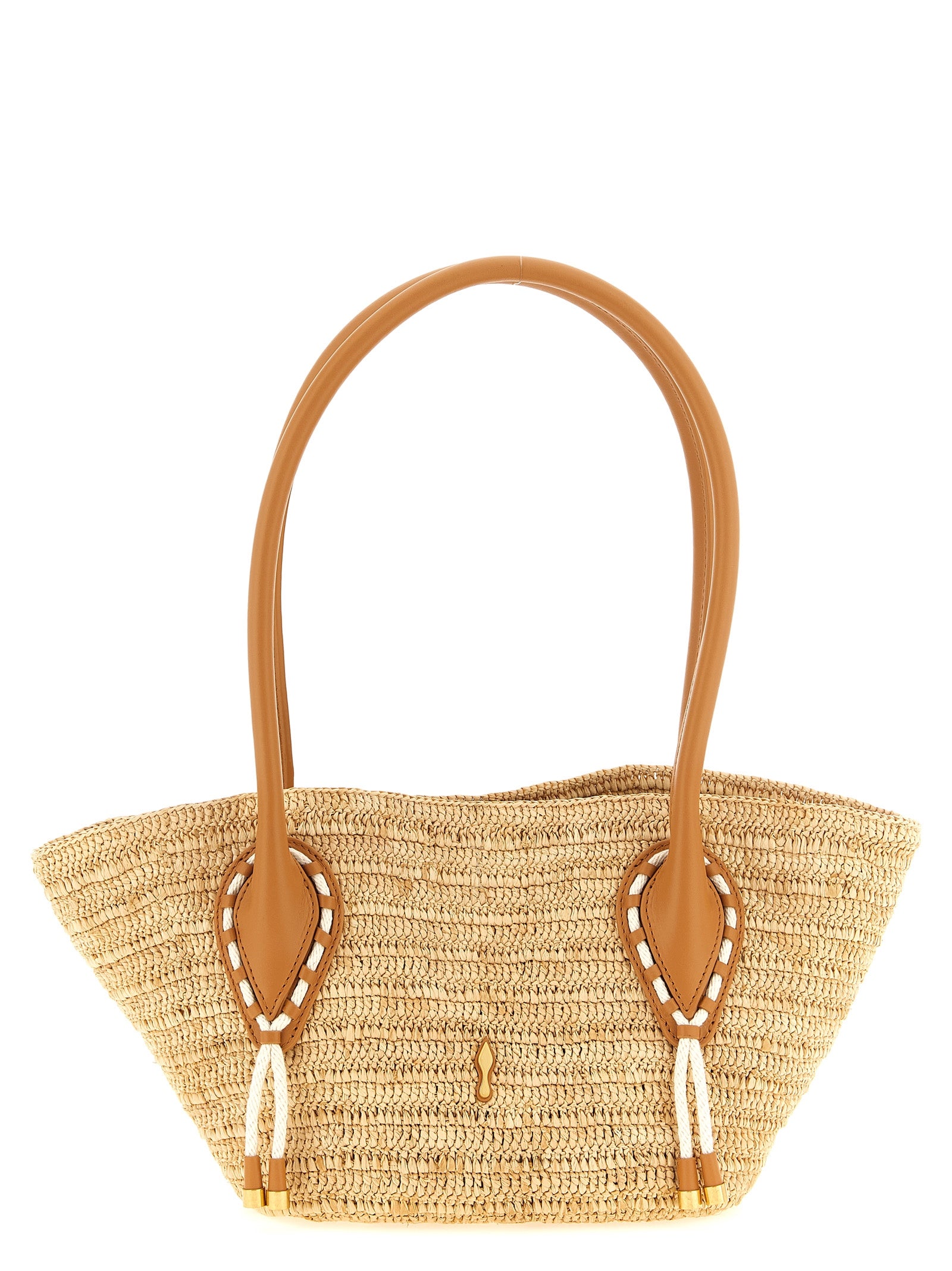 Sac porté Christian Louboutin en rafia beige, sac tote élégant avec poignées et logo de la marque.