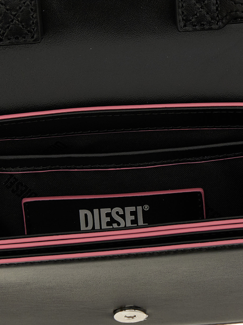 Sac à bandoulière Diesel multicolore avec fibres diverses, design moderne et style tendance visible dans l'image.
