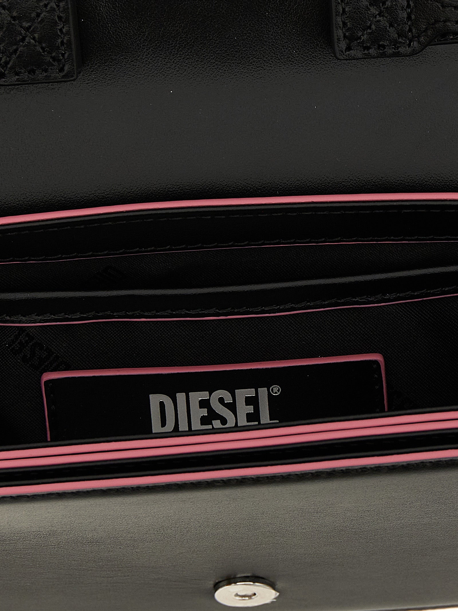 Sac à bandoulière Diesel multicolore avec fibres diverses, design moderne et style tendance visible dans l'image.