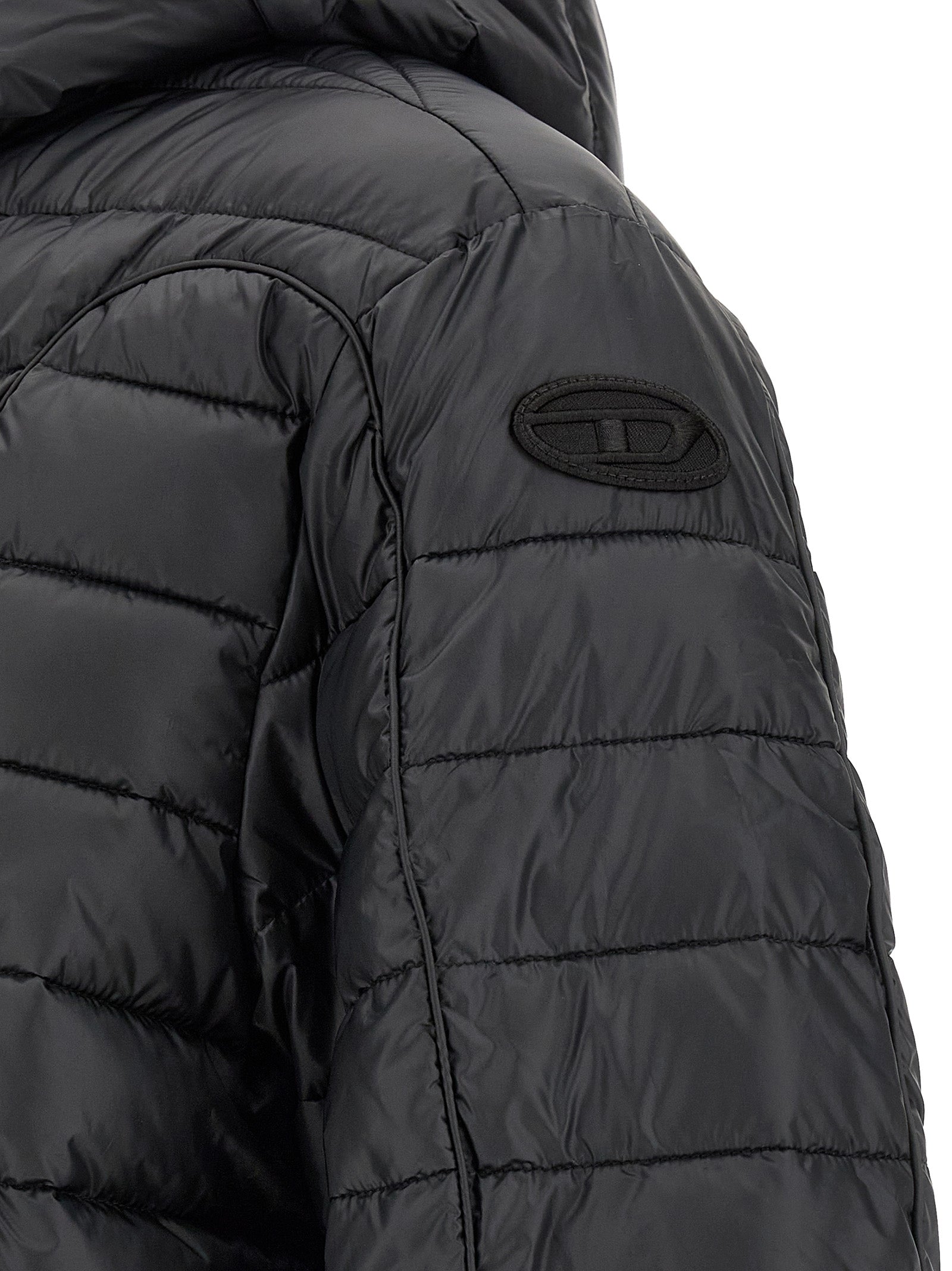 Veste longue en polyester noire de la marque Diesel, vue de face, avec fermeture éclair et col haut.