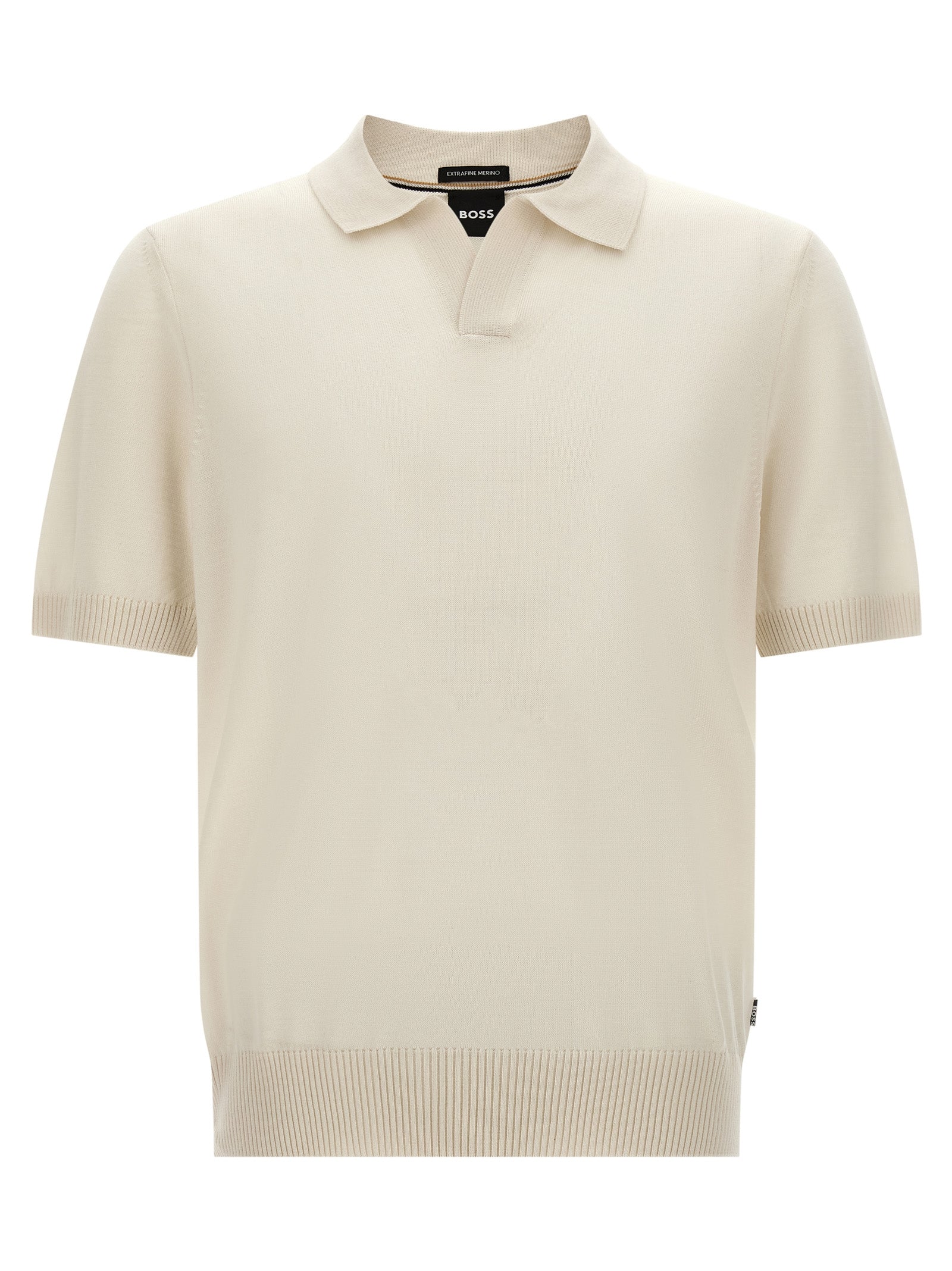 Chemise polo blanche en laine vierge de Hugo Boss, vue de face avec col et boutons visibles.