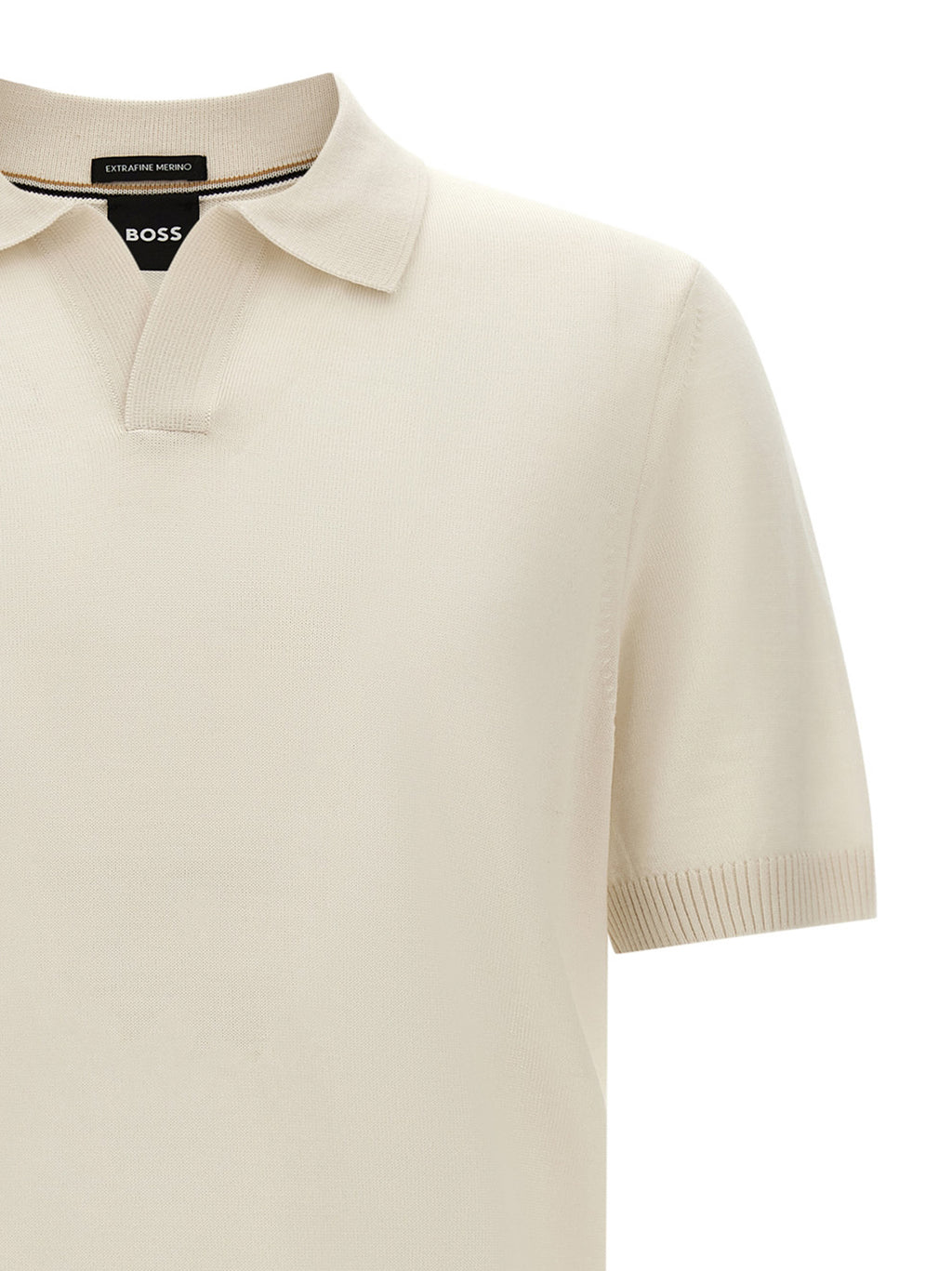 Chemise polo blanche en laine vierge de Hugo Boss, visible avec col et boutons, élégante et confortable.