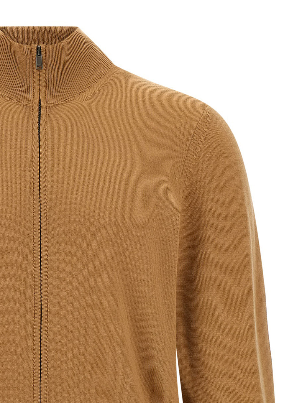 Cardigan en laine vierge marron de Hugo Boss, vêtement homme, détail du tissu et de la coupe, style élégant et classique.