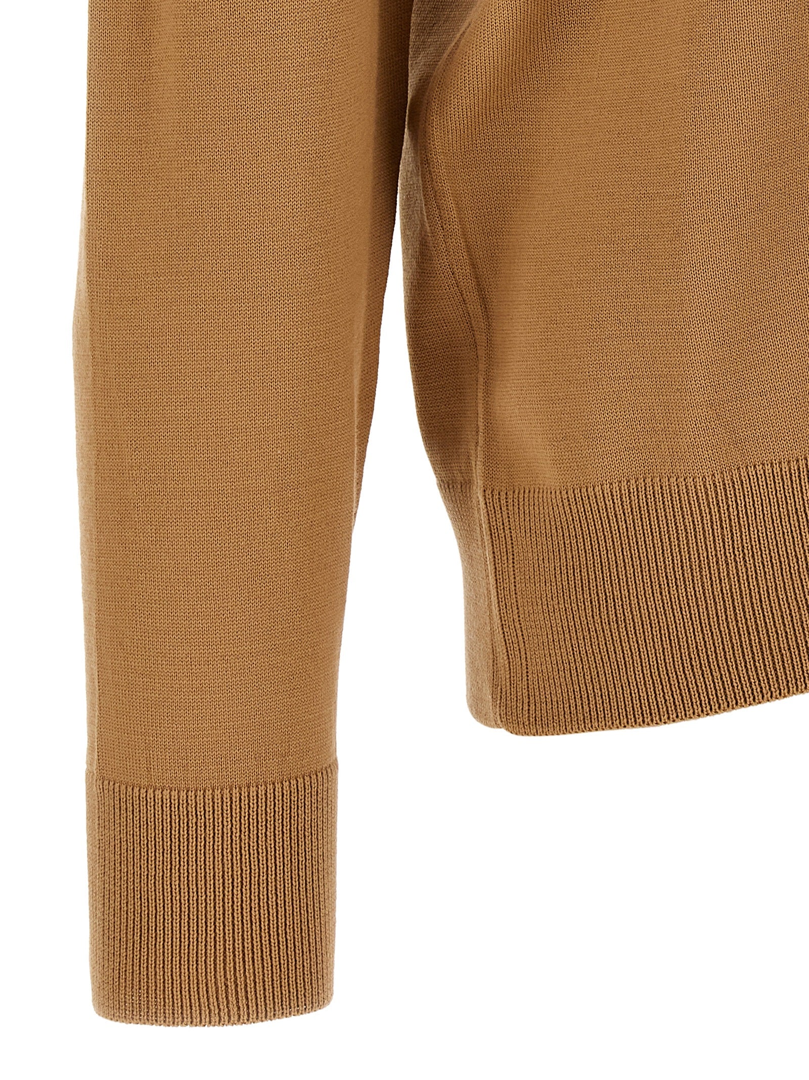 Cardigan en laine vierge marron Hugo Boss, style classique avec boutons, porté sur un mannequin.