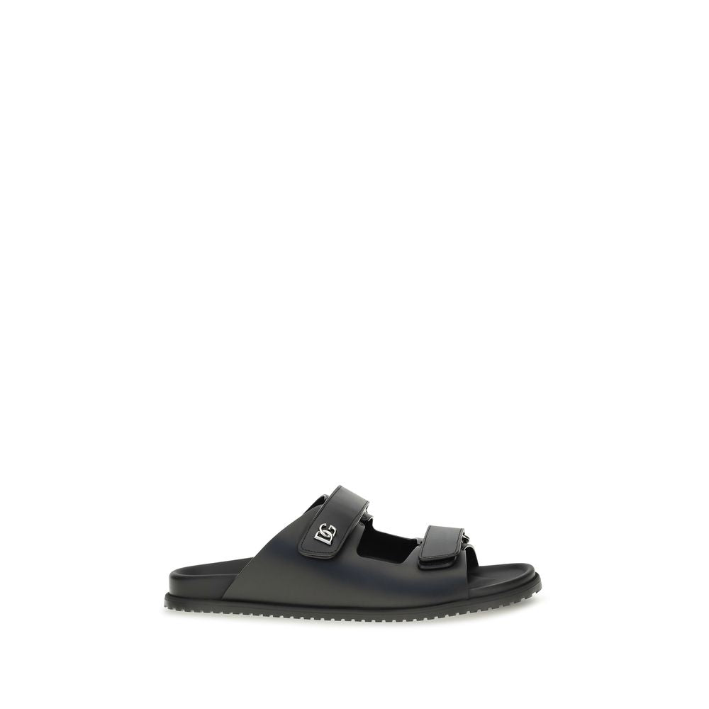Sandales plates en cuir de veau noir Bos Taurus de Dolce & Gabbana, élégantes et confortables, visibles en gros plan.