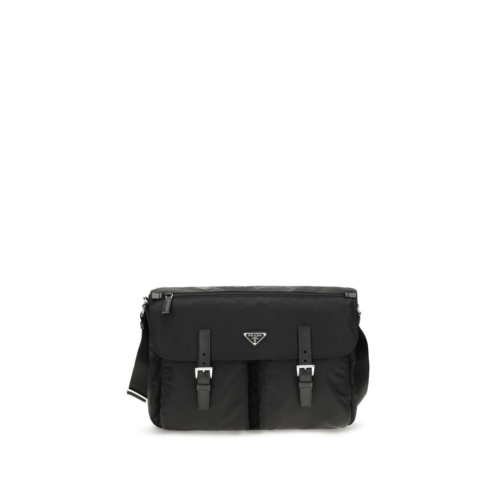 Sac à bandoulière Prada noir en polyamide, avec détails élégants et design moderne, visible en gros plan.