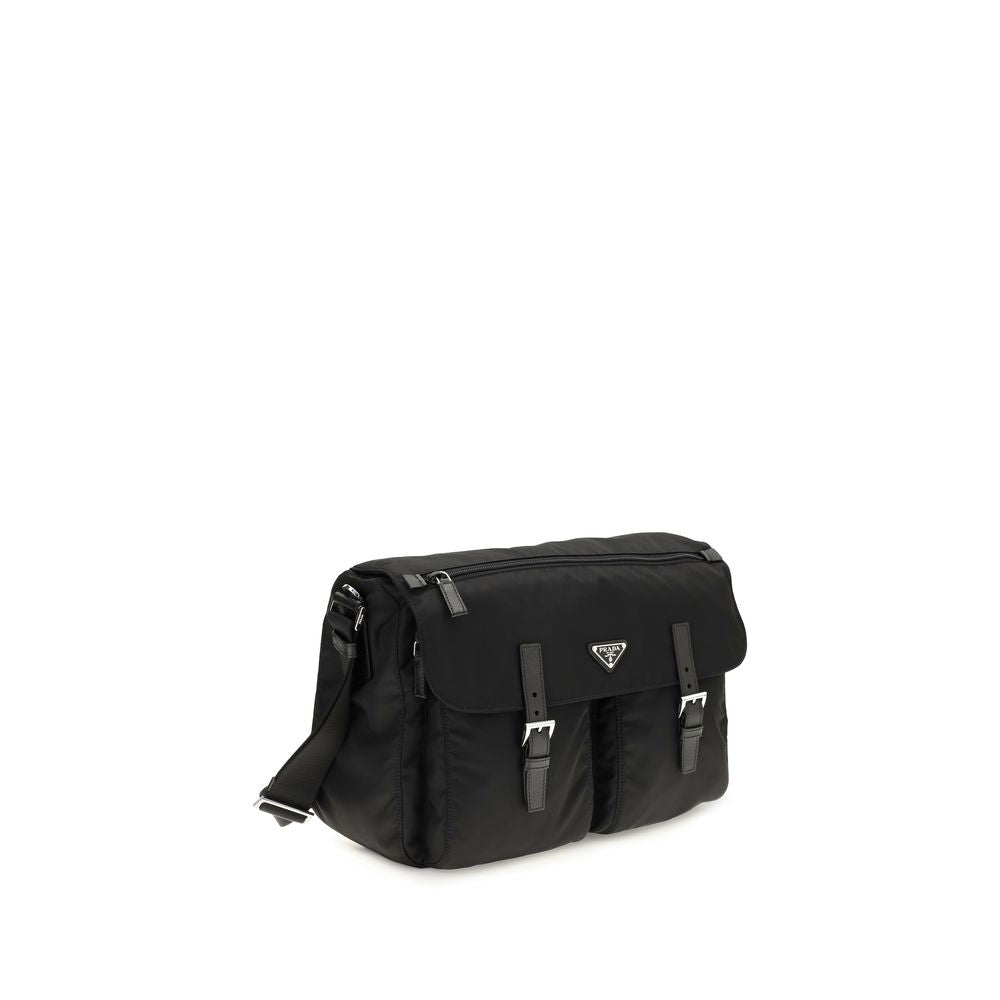 Sac à main Prada noir en polyamide avec bandoulière, design élégant et moderne, visible en détail dans l'image.