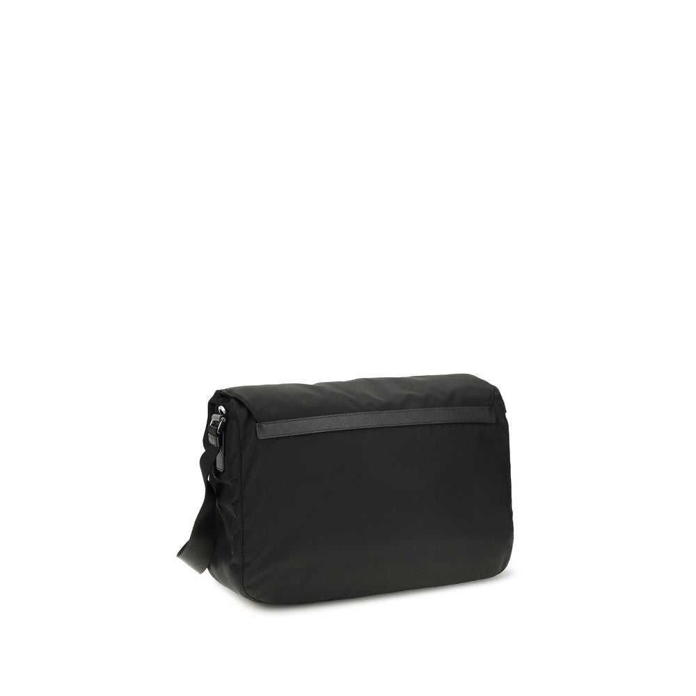Sac à épaule en polyamide noir de Prada, avec détails élégants et design moderne, visible dans l'image.