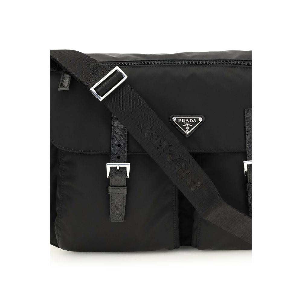 Sac à bandoulière Prada noir en polyamide, vue en gros plan, avec détails du matériau et de la texture.