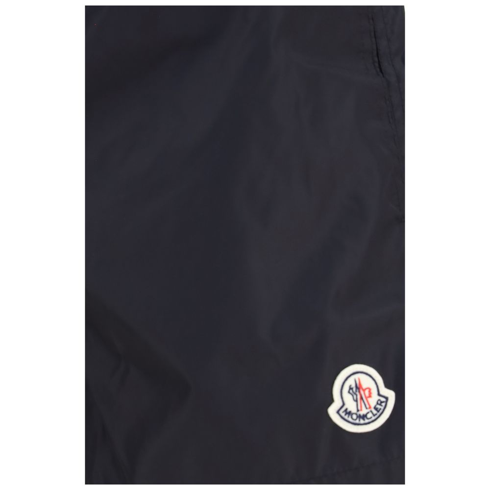 Veste de sport Moncler noire en polyamide, légère et résistante, adaptée pour l'extérieur et le sport.