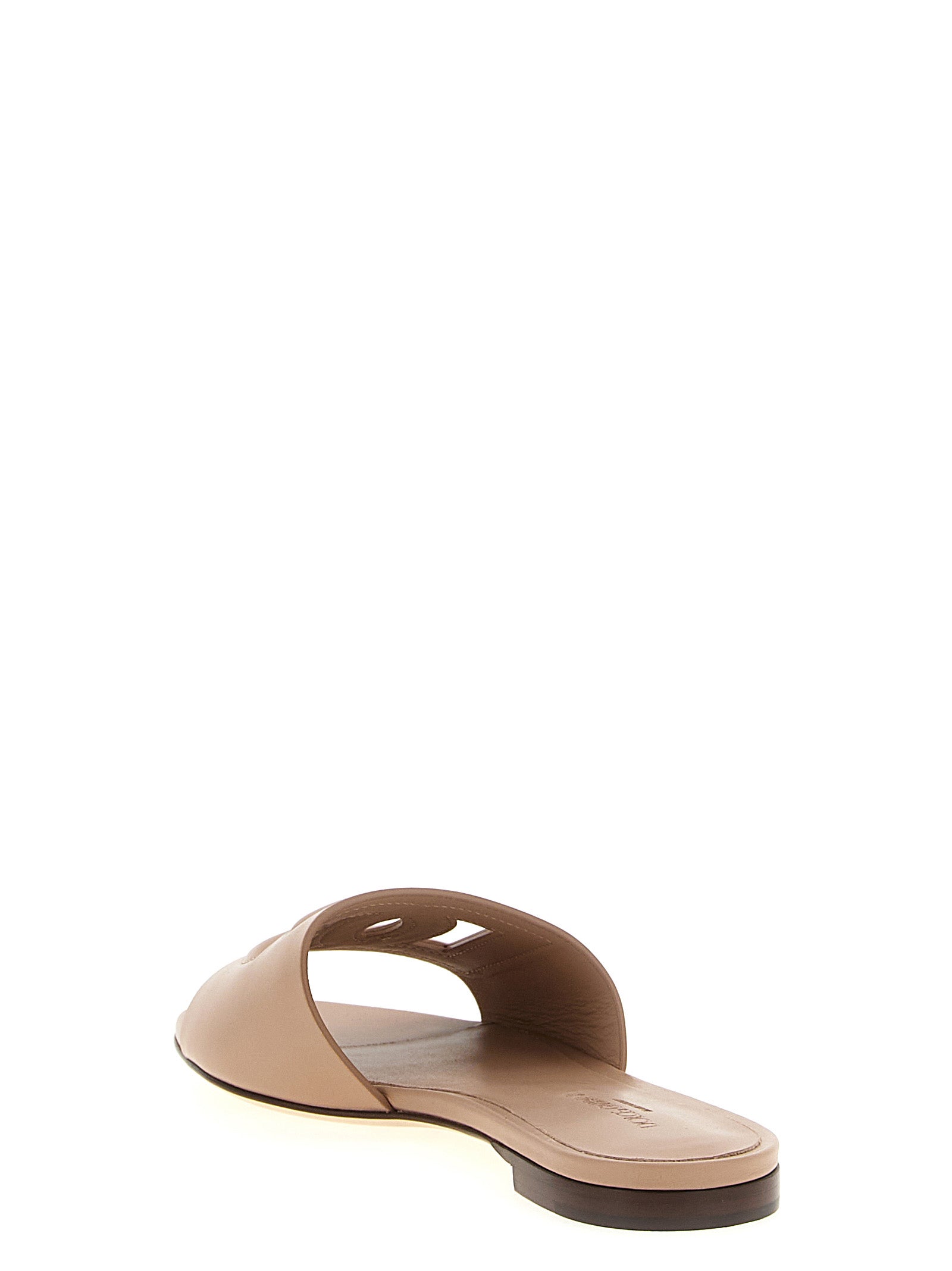 Sandales Dolce & Gabbana en cuir de veau beige, simples et élégantes, avec une semelle plate et une finition raffinée.