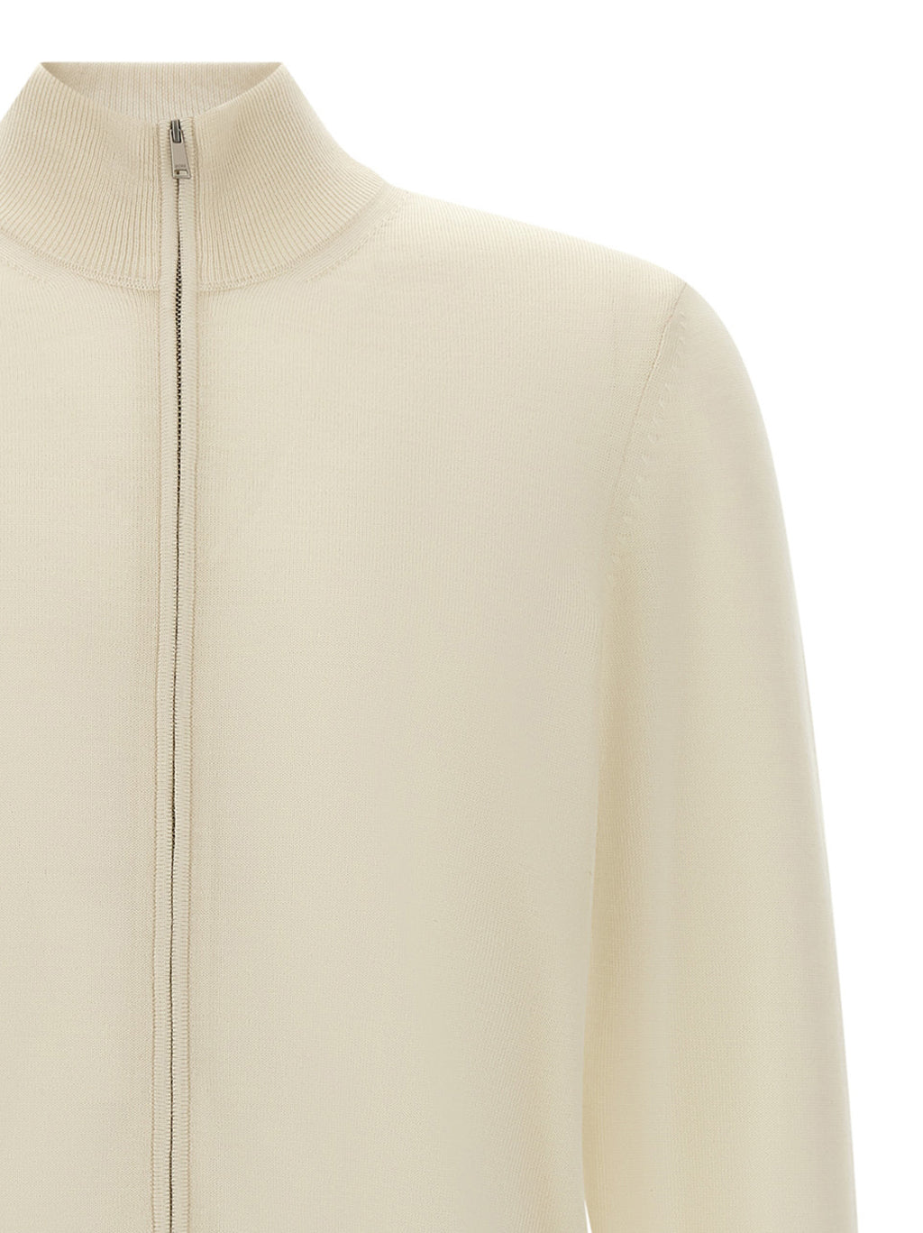 Cardigan blanc en laine vierge de la marque Hugo Boss, doux et élégant, porté sur un mannequin.