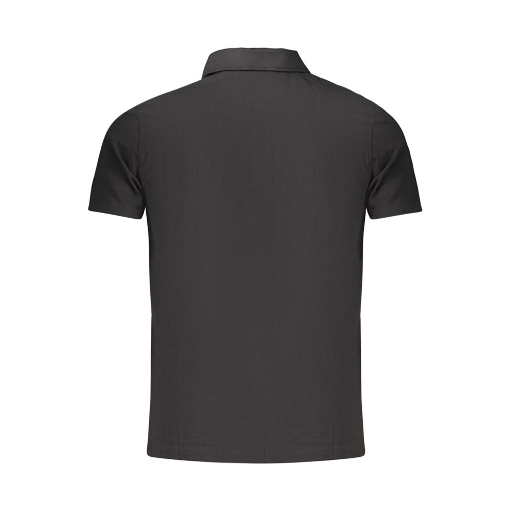 Polo homme Guess Jeans en coton noir, ajusté avec col et boutons, porté par un mannequin.
