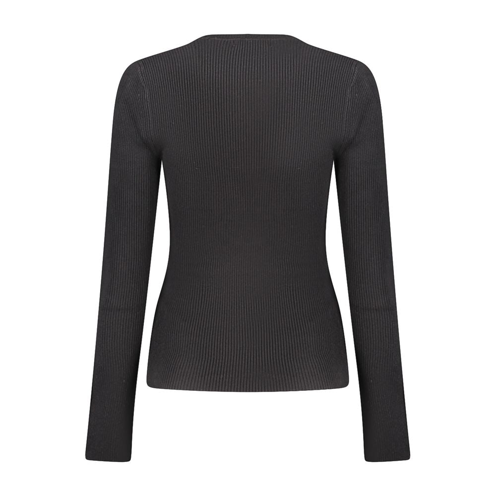Pull femme noir Guess Jeans en viscose, coupe classique, porté sur un mannequin, détail du col rond et manches longues.