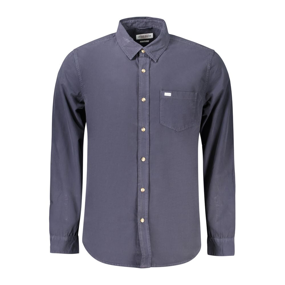 Chemise homme Guess Jeans en coton bleu, style décontracté et coupe classique, affichée sur un mannequin.