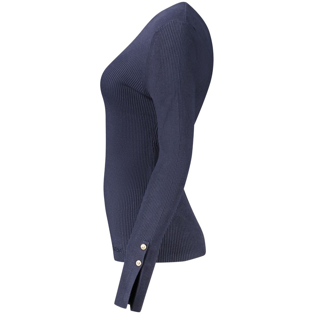 Pull en viscose bleu Guess Jeans pour femmes, douceur et style, avec col rond et manches longues visible sur l'image.