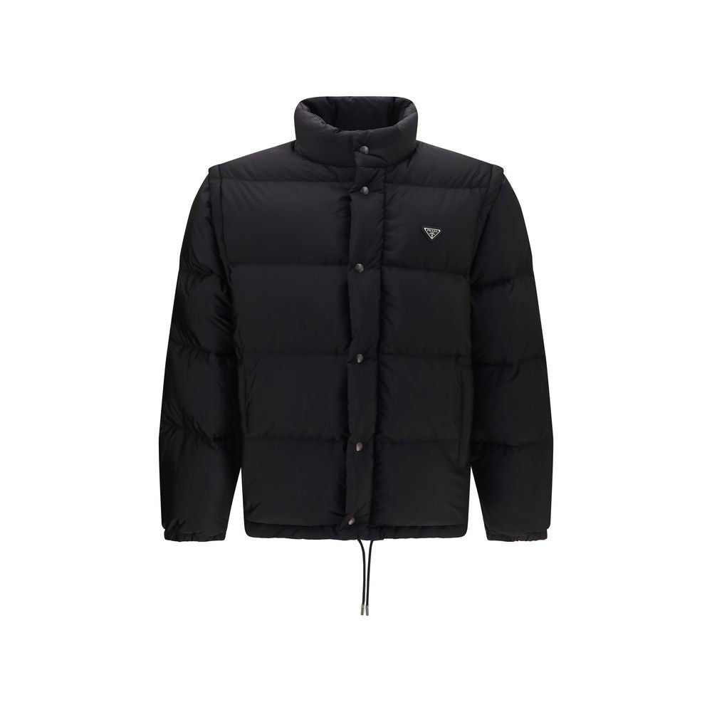 Veste longue noire en duvet de Prada, élégante et chaude, avec capuche et fermeture éclair visible.