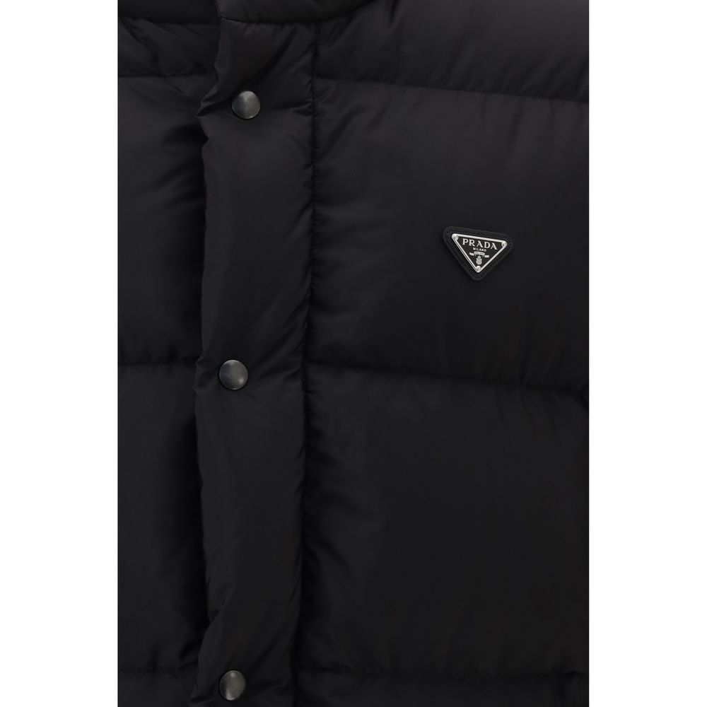 Veste longue Prada en duvet noir, coupe élégante et chaude, avec capuche et fermeture zippée visible sur l'image.