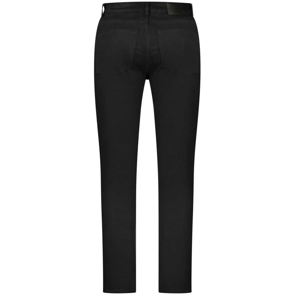 Jeans pour homme en coton noir de la marque Hugo Boss, coupe classique avec détails élégants.