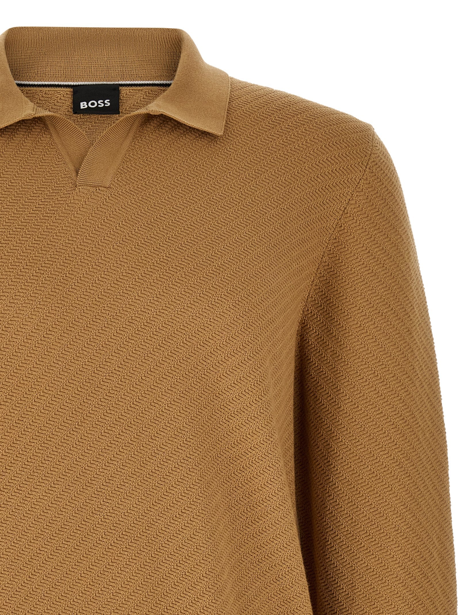 Chemise polo marron en coton de la marque Hugo Boss, vue de face sur un fond neutre.