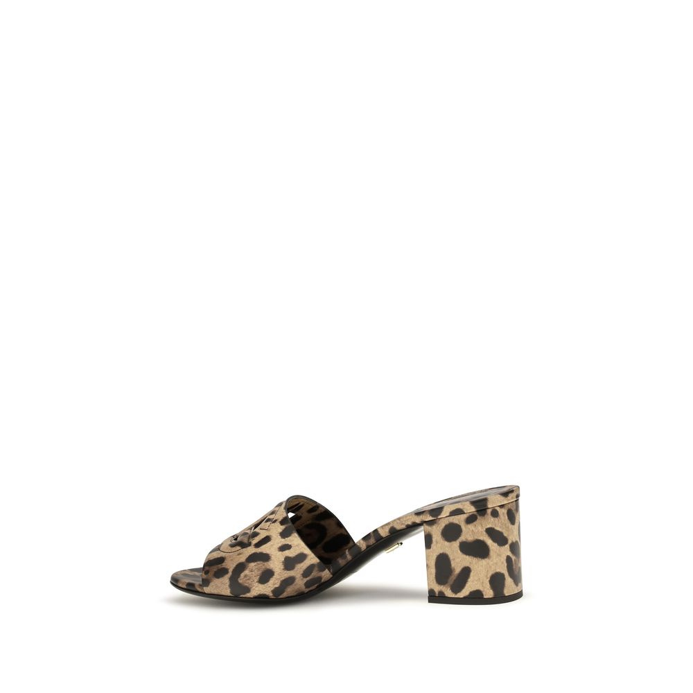 Mules en cuir de veau beige Bos Taurus de Dolce & Gabbana, élégantes et sophistiquées, vues de face sur fond neutre.