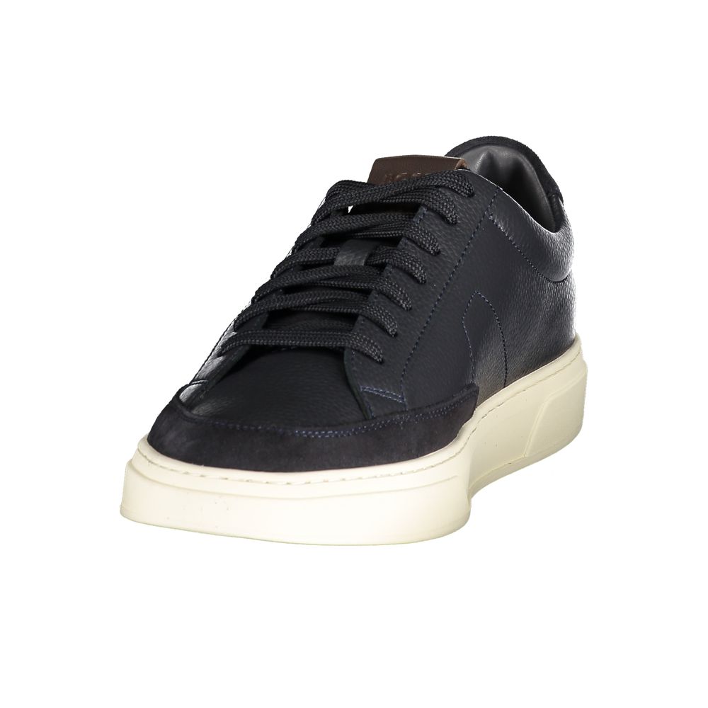 Chaussures sneakers en cuir bleu pour homme de la marque Hugo Boss, vue de face avec détails de la semelle et du design.