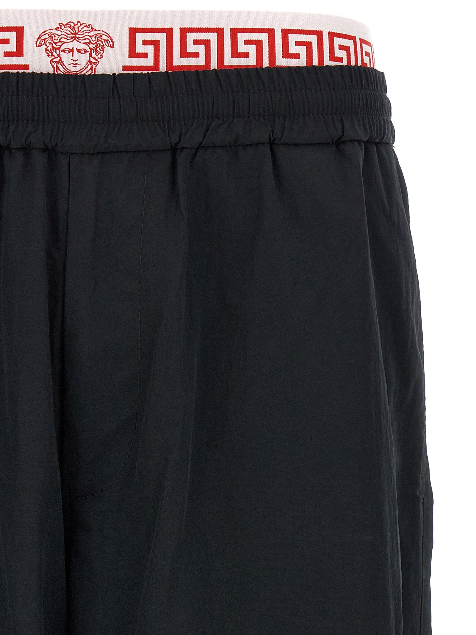 Pantalons de sport noirs Versace en polyamide, joggers élégants pour l'entraînement ou le sport.