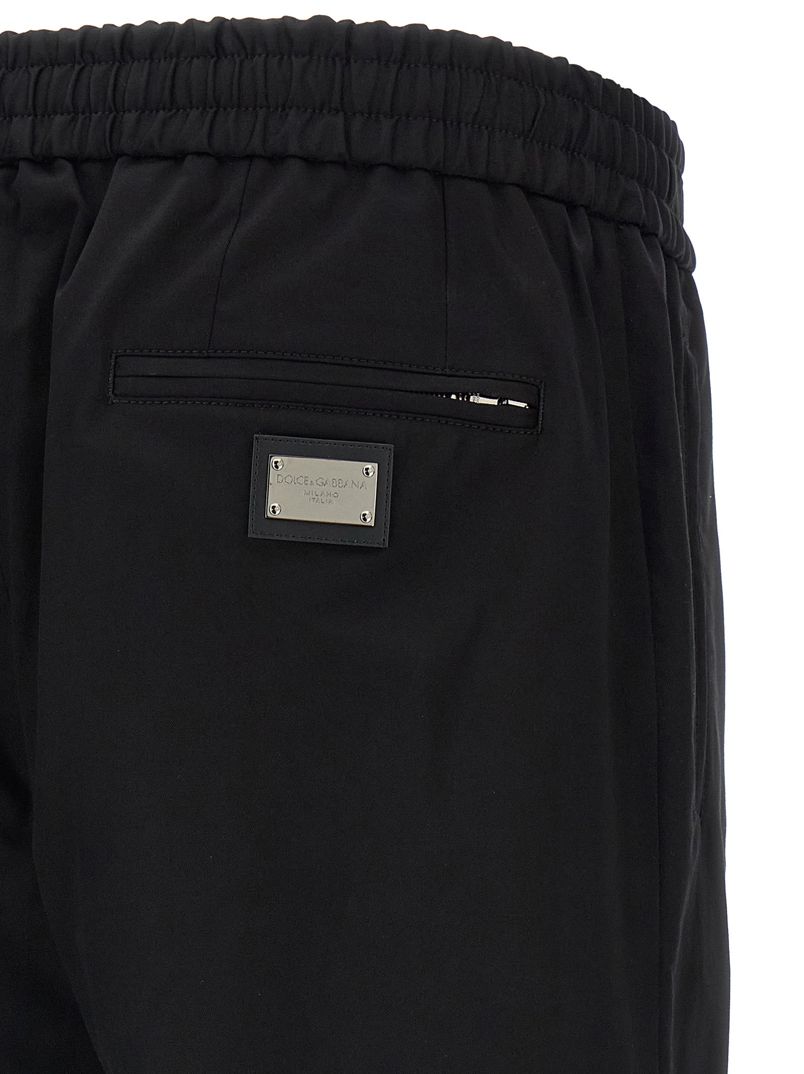 Pantalons décontractés en coton noir de Dolce & Gabbana, style casual, visibles avec une coupe droite et détails élégants.